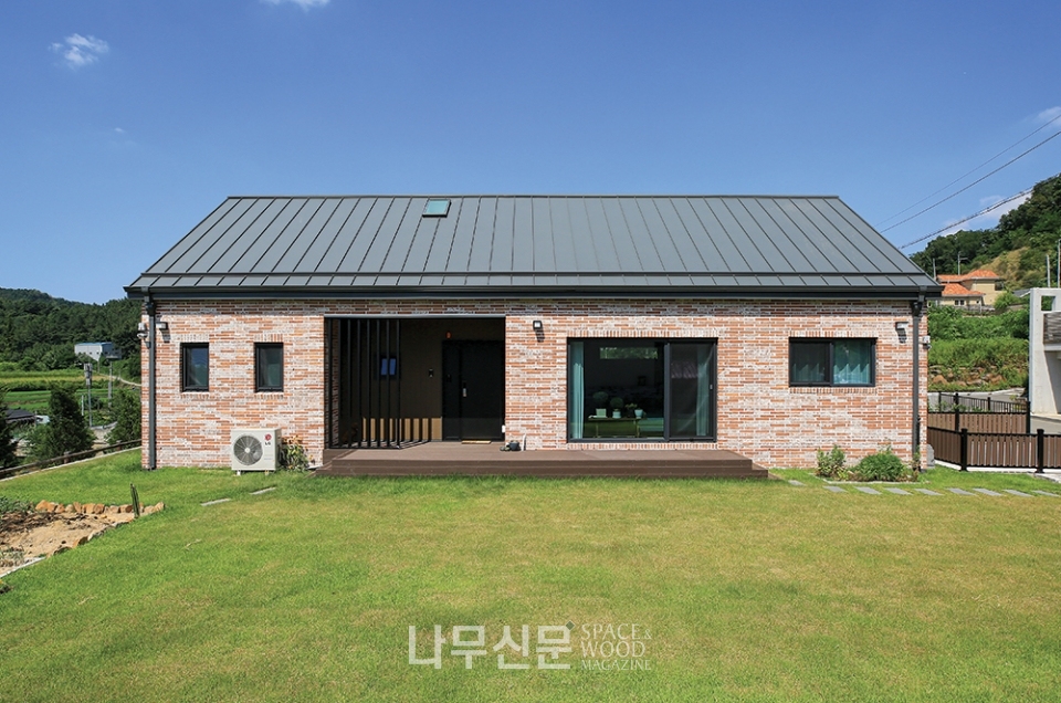 멀바우 목재가 돋보이는 박공지붕 단층주택