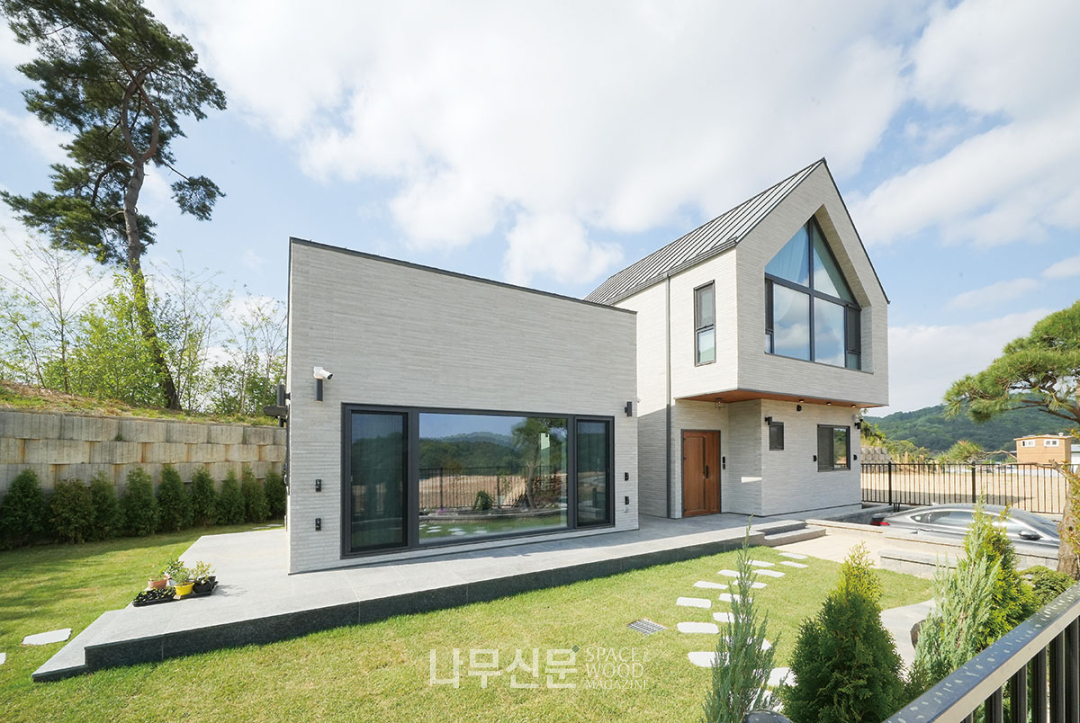입체적인 외관과 박공지붕의 매력을 살린 세종시 주택